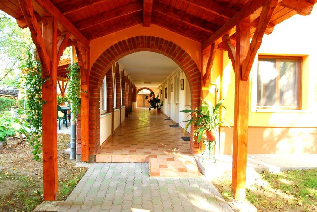 Platan Szallashely Hotel Sándorfalva Exterior foto